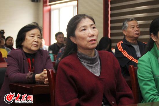 濟南市天橋區南村街道辦事處西區聯合黨委書記田象霞和居民一起收看十九大開幕會