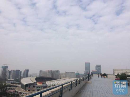 雨水洗刷后的濟南天空，18日上午，迎來了一團團“棉花云”，層疊的云層之間透出碧藍天空。