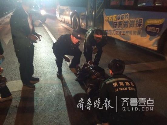 120急救人員趕到現(xiàn)場后,李源又與急救人員一起將昏迷男子抬上急救車送往附近醫(yī)院救治。