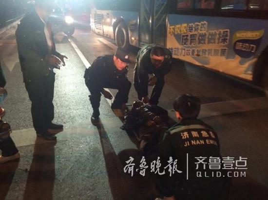 120急救人员赶到现场后，李源又与急救人员一起将昏迷男子抬上急救车送往附近医院救治。