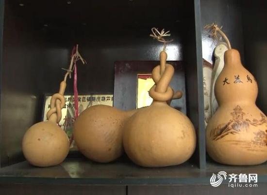 烙畫葫蘆主要以歷史人物、民間故事、神話傳說為主,其次也有詩詞歌斌,個人畫像等等。很多烙畫圖案有深有淺,極其精美。