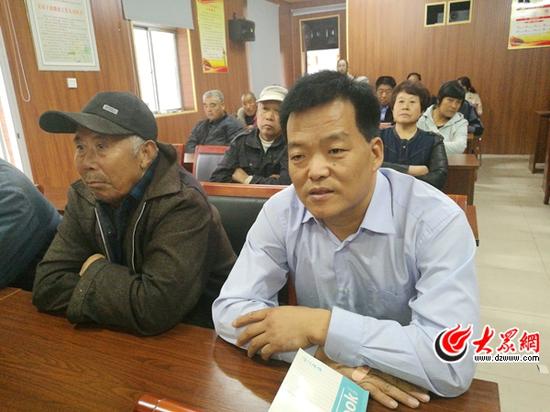 临沂市工商局驻朱村的第一书记马学清在认真聆听十九大报告
