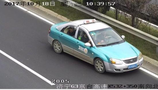 從監(jiān)控畫面中可以看到，這輛出租車頂燈寫著“陳文”字樣，車牌號并非市區(qū)出租“魯AT+數(shù)字”的形式。