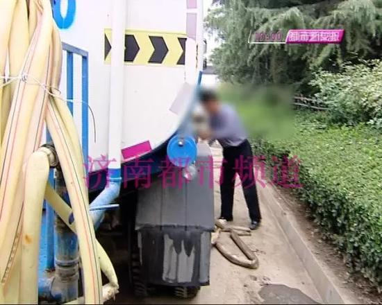 稽查人員表示,城市灑水降塵、園林綠化可以采用消防栓里的水,但必須經(jīng)過水務(wù)部門同意,辦理正規(guī)的手續(xù)后才可以使用。