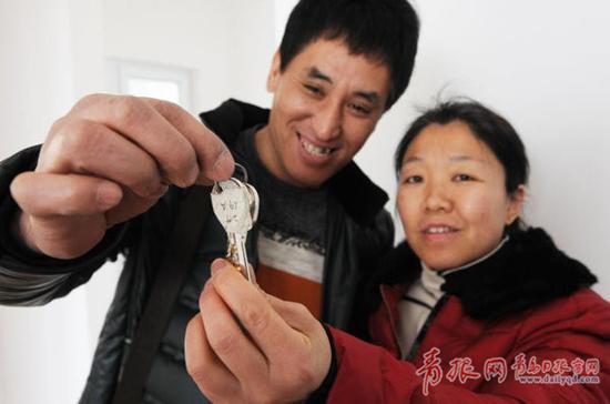 申请家庭领到新房钥匙