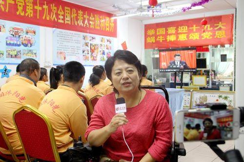 青島同沐陽光殘疾人輔助性就業(yè)中心創(chuàng)辦人楊萍接受大眾網(wǎng)采訪。
