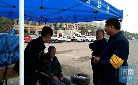 他说,梁老先生家人平时也会把电话号码写在纸条上装在他的口袋里,这次不知道怎么回事,老人自己就出门了。