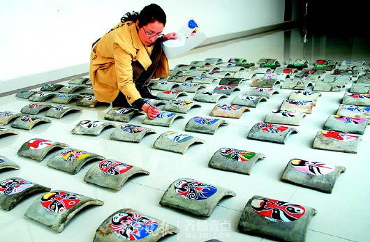 无棣县文物管理局的工作人员正在整理布瓦画作品。