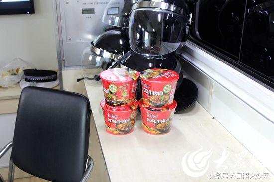 桌子上常备着方便面,这是干警们的夜宵