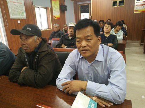 临沂市工商局驻朱村的第一书记马学清在认真聆听十九大报告。