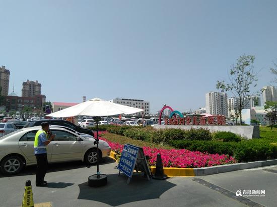 妇儿医院停车场严重饱和,交警推出共享车位,可为前来就医的司机提供方便