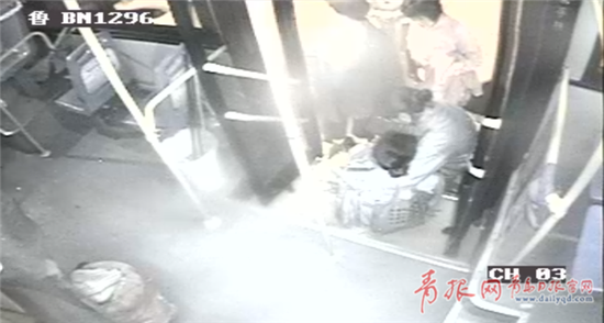 熱心市民手臂當枕頭