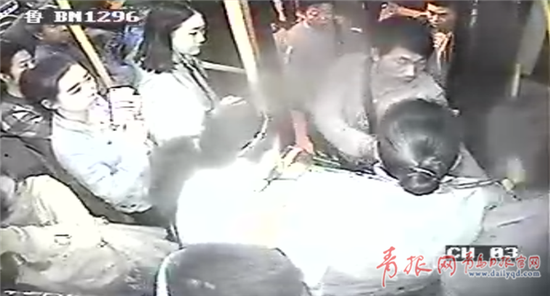 合力抬下公交車
