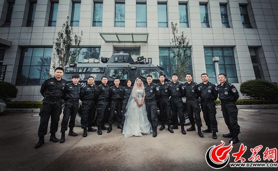 張勝春、王晗與同事們合影