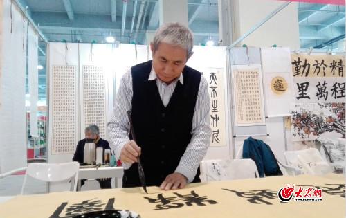 陳慶理正在為求字者題寫書法作品