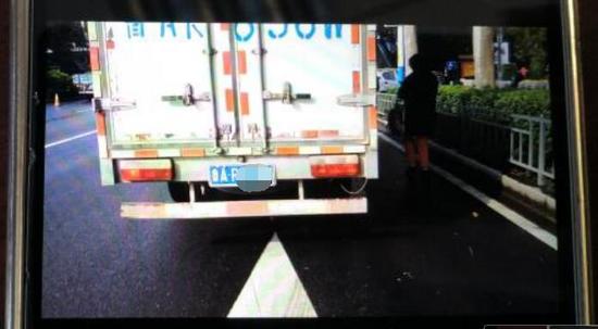 熱心乘客手機中拍下的張師傅制停溜車貨車。