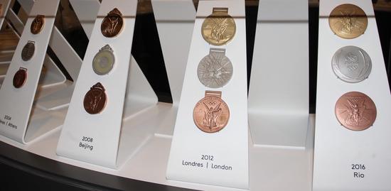 北京奥运会奖牌（左二）