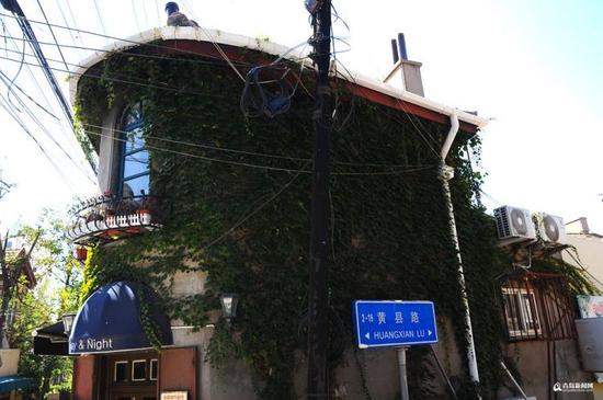 外觀上，它特別像輪船的“船頭”，上下兩層，面積不大的墻壁上布滿了精致的窗戶。