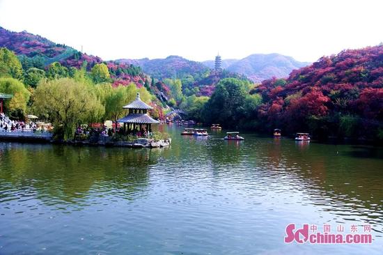 红叶谷生态文化旅游区是国家AAAA级旅游景区，位于济南市历城区锦绣川乡南部山区，于2001年9月19日正式对外开放。