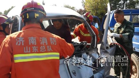 到达现场后,消防官兵经勘查,一辆农用三轮车与面包车相撞,导致面包车内驾驶员的右腿被死死的卡住。