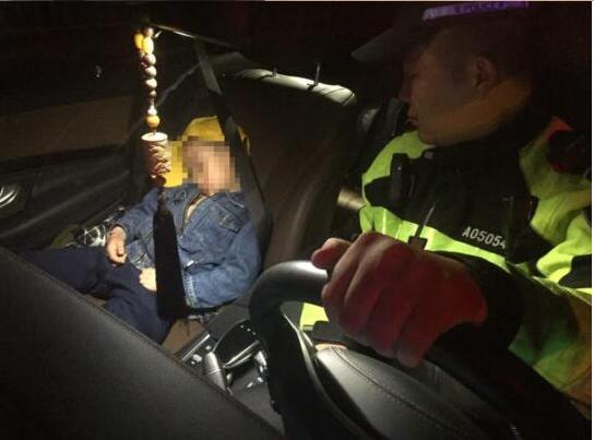未满12周岁的儿童不能坐副驾驶位置，然而，一男子不但让6岁的儿子坐副驾驶座，还因涉嫌醉酒驾车，被天桥交警当场查获。
