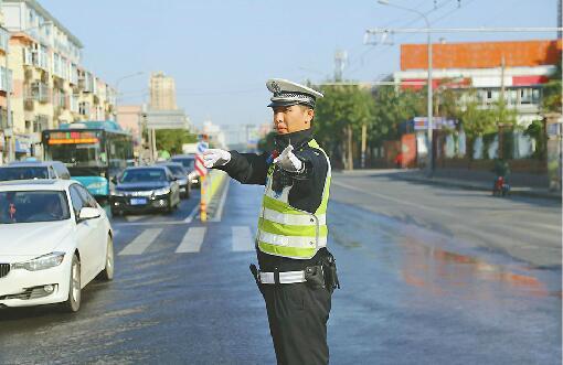 在路口执勤的李纯 警方供图