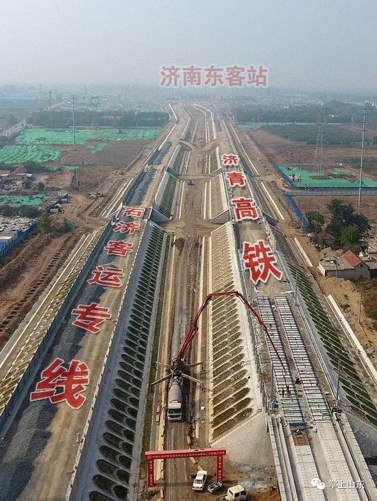 23日在济青高铁施工现场，无砟轨道已铺设到济南新东站！