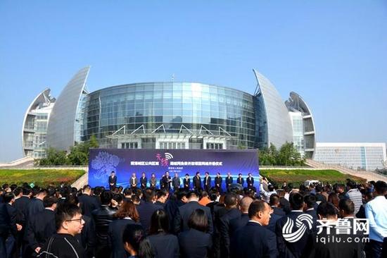 菏泽城区公共区域无线局域网正式免费开通仪式在牡丹广场举行