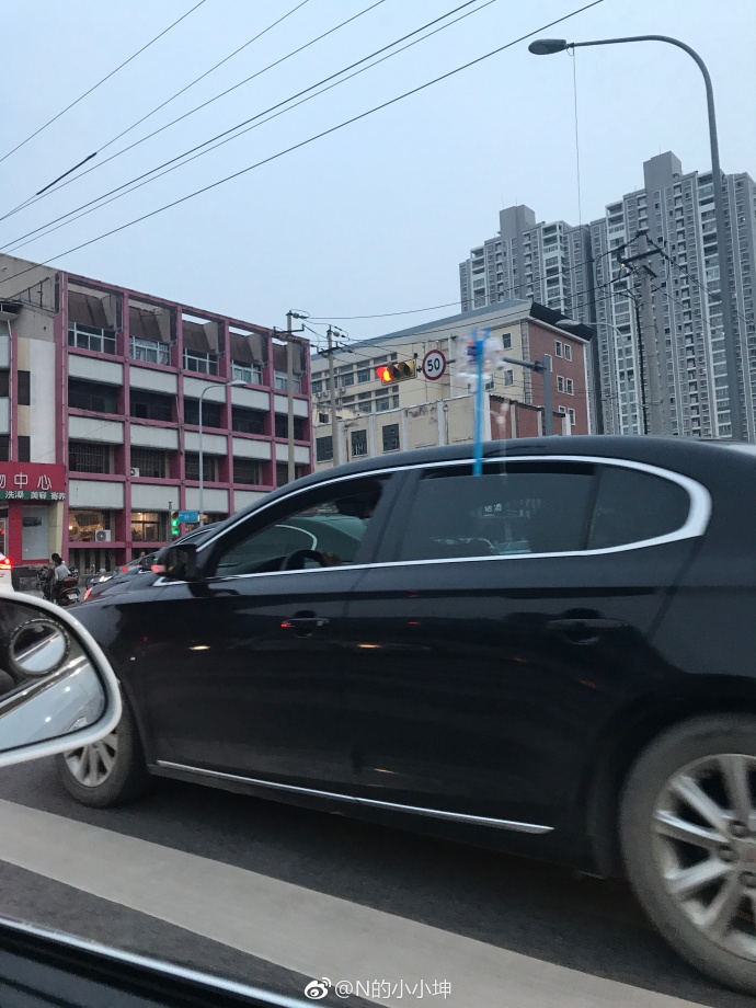 网友拍摄的清晰图片,可以看到打吊瓶的不是司机,而是后座乘客。网络图片