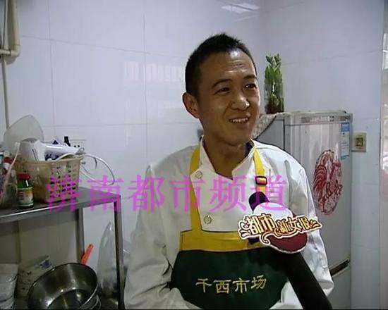 大妈在景区卖煎饼_卖煎饼收入(2)