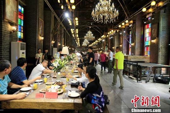 图为在老窖炉的基础上发展起来的西餐厅,可以烤出17米长的披萨。资料图