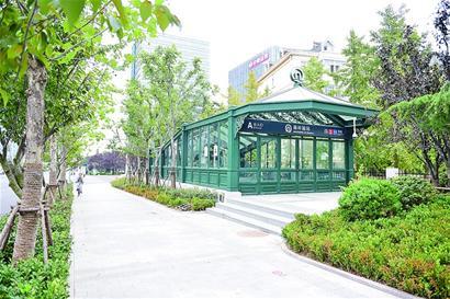 地铁2号线苗岭路站恢复绿化植被后的车站外景。（傅学军摄）