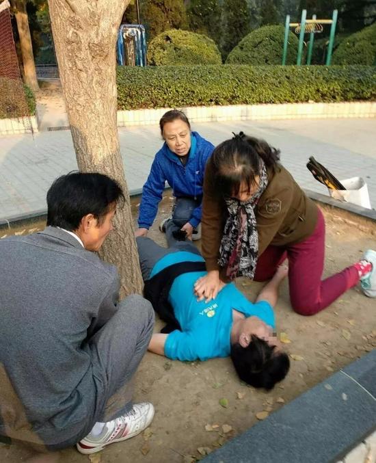 三名热心市民正在施救