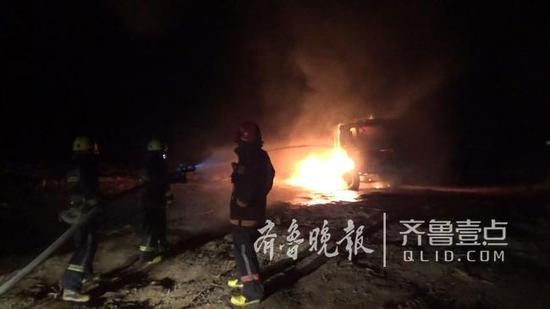 出警途中，消防官兵与报警人联系得知，该辆货车起火，可能是因为高压电线掉落，从而导致轮胎起火，现场无人员被困。