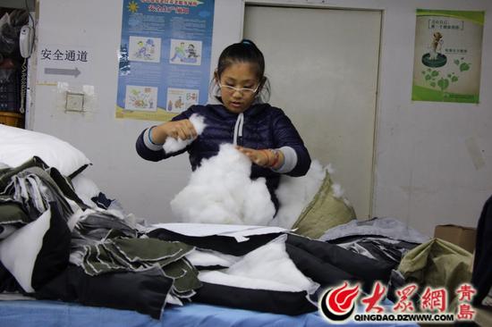 一名特殊青年在称棉花,中心的一些特殊青年已经能够很好地完成工作。