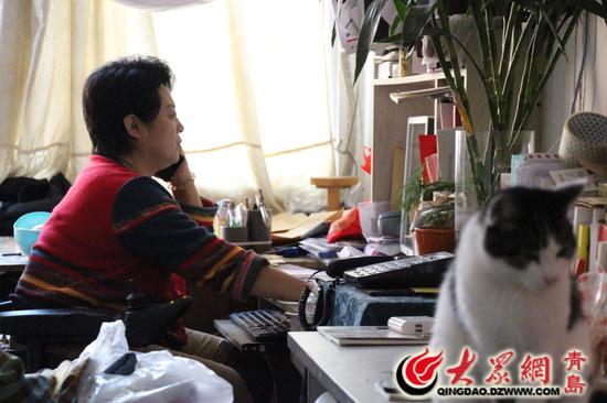 杨萍的办公室就是卧室,每天白天她主要照顾孩子们,晚上独自工作到深夜。