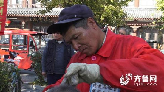 就这样，在大家的劝说下，杨顺利象征性地只收一块钱，因为在他心里想的是为大家服务，压根就不是为了赚钱。