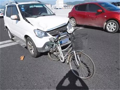 网上有不少私家车追尾自行车反而“很受伤”的事故。网络图片