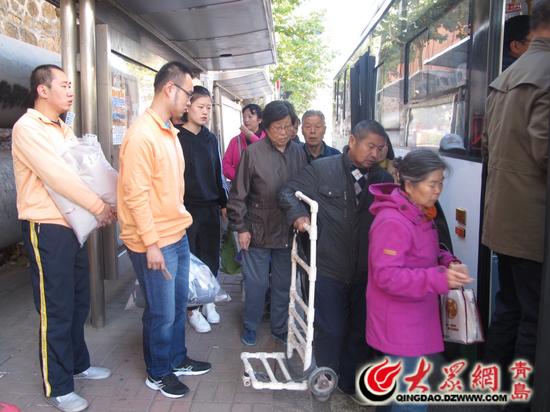 孙兆红和同伴一起乘公交送货,两人谦让老人先上车,货物一直紧紧抱在怀里。
