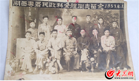 1953年，陳寶琦(前排右二)和妻子李松華(后排右二)所在湖西專(zhuān)署民政科人員合影