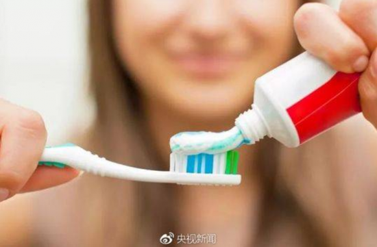 其次还可以将牙膏挤在毛边纸上,用手指均匀摊开后,看纸的反面是否渗水,质量好的牙膏很少渗水。