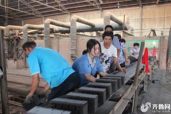 一块砖坯有8到9斤重，也就是说每天装卸近40多吨，这对身高1米56体重仅仅82斤的秦玉瓶，无疑是个考验。