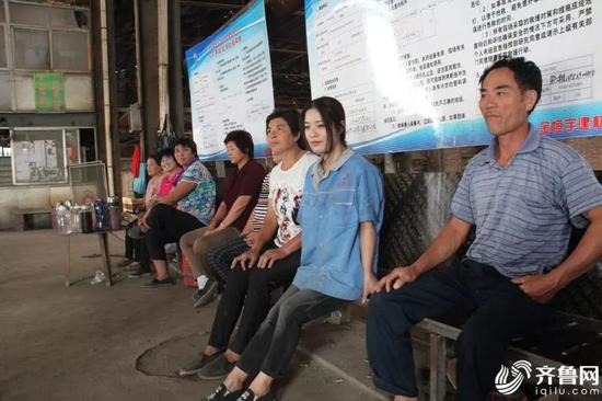 每天八个小时的工作是搬运8000到10000块砖坯，每块砖坯0.014元，一天算下来也有一百元的收入。