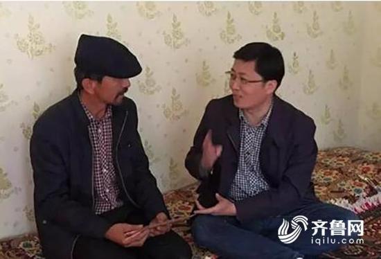 (与结亲户亲切交谈,促进各民族间的交往、交流、交融)