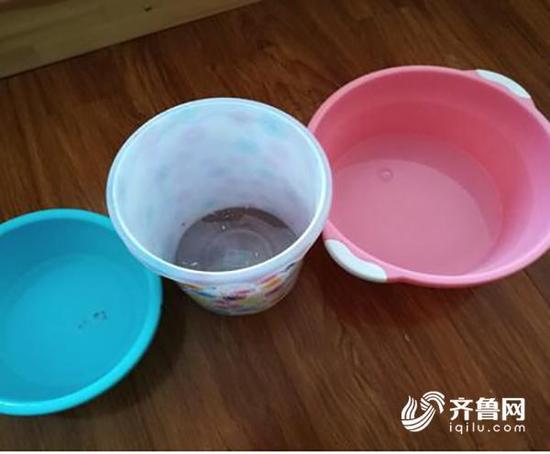 (下雨天,需要用脸盆接房顶漏雨)