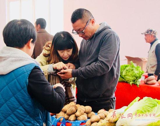 “马家白庙芋头，价钱适中、口味好，发往烟台胶东各个市场，销路没问题。这里的人也好，朴实！”来自海阳的客商焦建达说。