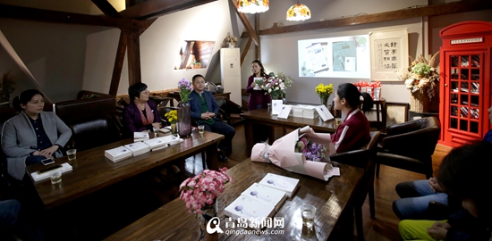 还是高中生的张熙悦不会忘记自己刚刚过去的生日,父亲送给她的礼物是一本随笔散文集,而这本书的作者就是张熙悦本人。