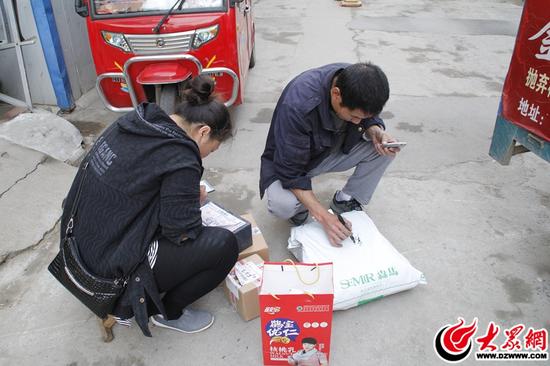 双11期间,小李每天要送上千件快递。作为妻子的小梁,主动为小李分担压力,请假帮忙送快递。