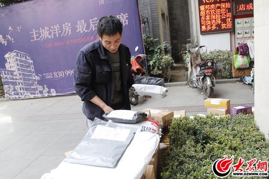 挑一挑、拣一拣,同一位收件人的快递可以一起派送,这样可以省时省力。