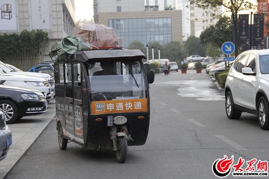 双11过后,像这种快递小车随处可见,穿梭在临沂的大街小巷,据快递小哥介绍,在这段时间里,平均每天送500件。
